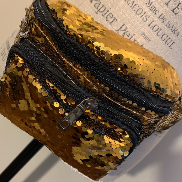 ✨NWOT✨ Large Sequence Fashionable Fanny Pack - Picture 3 of 15